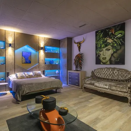 Golden Loft Apartment *